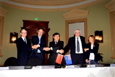 Professor Rod Hill (left), PVC Industry Engagement and Commercialisation at the Baosteel agreement.